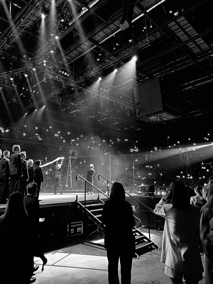 Arena durante un evento en vivo en blanco y negro
